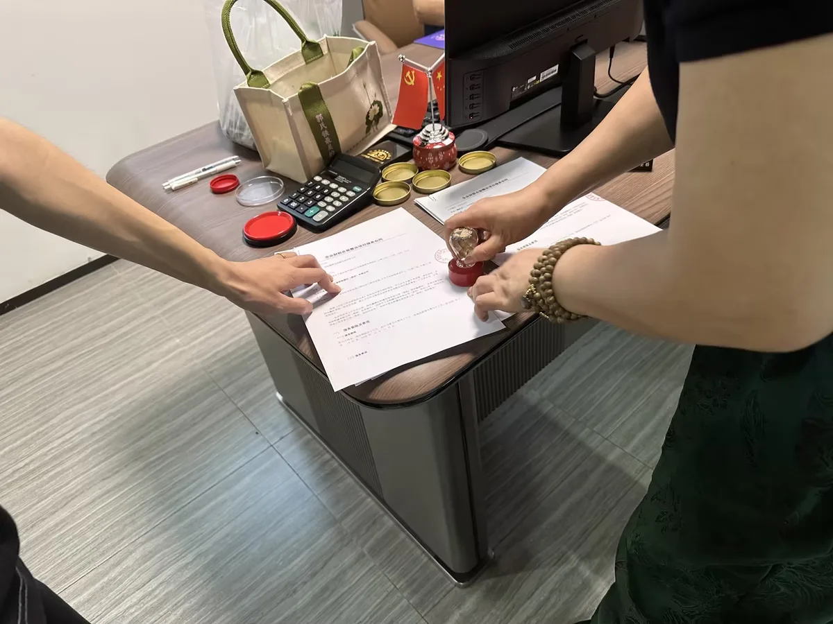 征途财税顾问与客户核对项目资料的现场照片